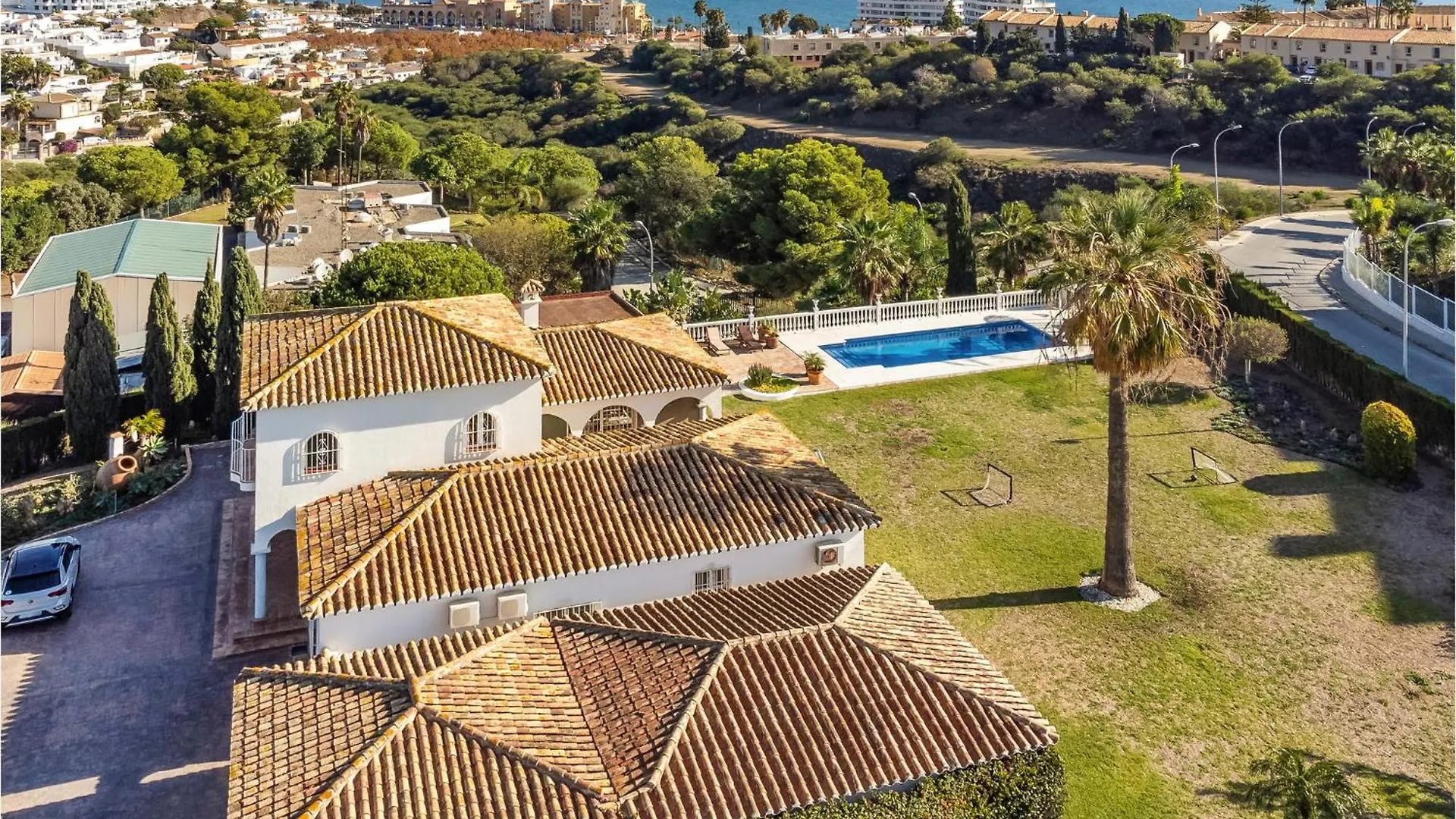 6 Bedroom Stunning Home In Las Lagunas De Mijas location
